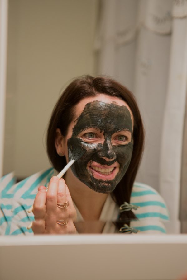 Image of Aimee Raupp Putting Green Goddess Mask on Face